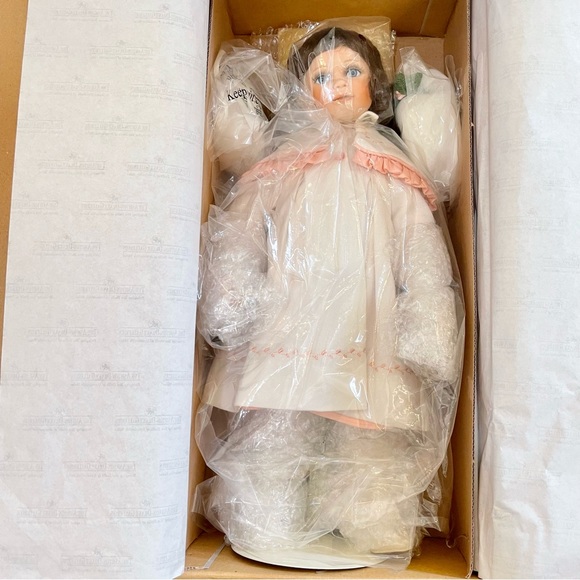 Rare NIB Ashton-Drake Galleries Porcelain Doll Michelle - Picture 3 of 8